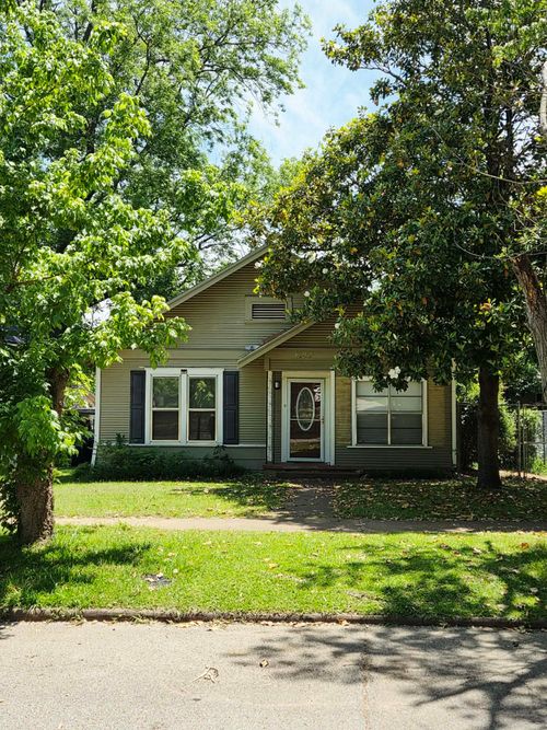 1120 W Main St, Denison, TX, 75020-3352 | Card Image