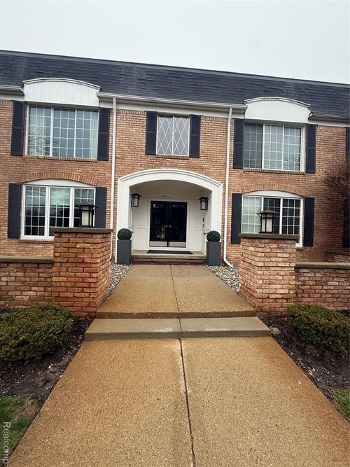 150 E Long Lake Rd, Bloomfield Hills, MI, 48304-2357 | Card Image