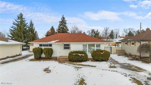 11120 Sharon Dr, Parma, OH, 44130-1433 | Card Image