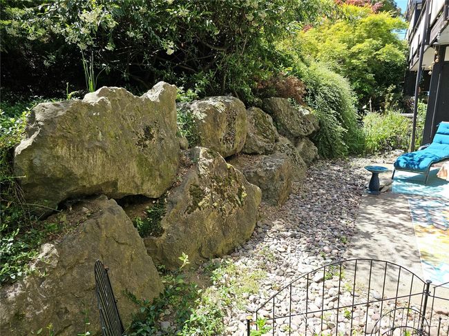 The large rock wall creates a cove of privacy. | Image 20