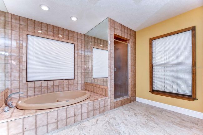 Family room looking at kitchen | Image 40