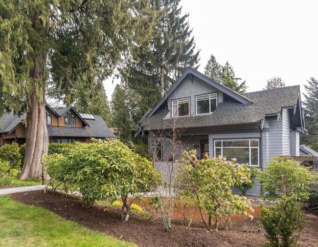 533 E 18 Th Street, House other with 6 bedrooms, 3 bathrooms and 3 parking in North Vancouver BC | Image 2