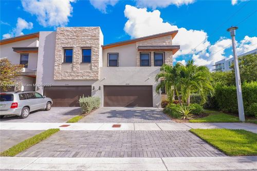 10590-10590 Nw 78th Ter, Doral, FL, 33178-6067 | Card Image