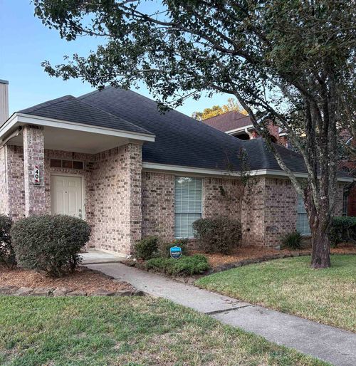 40 Sandelwood Trl, Beaumont, TX, 77706-7855 | Card Image