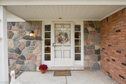 5593 Woodwind Dr, Bloomfield Hills, MI, 48301-1065 | Card Image