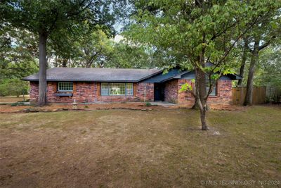 11711 S 252nd East Avenue, House other with 3 bedrooms, 2 bathrooms and null parking in Broken Arrow OK | Image 1