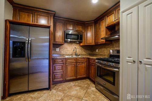 615 Cricket Ln, Woodbridge, NJ, 07095-1543 | Card Image