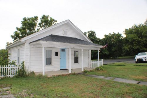 624 S South St, Mount Airy, NC, 27030-4424 | Card Image