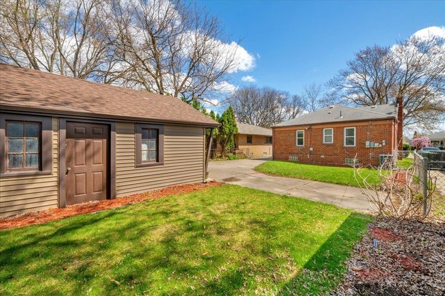 Side garage entry | Image 25