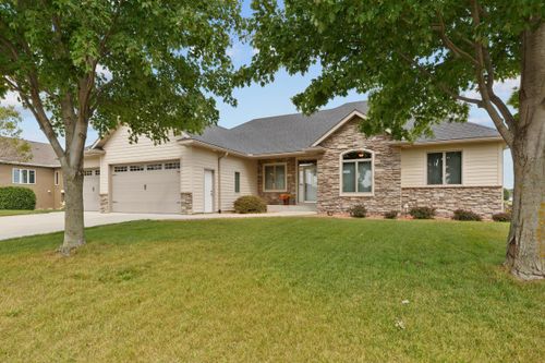 1915 Creek View Lane Ne, Owatonna, MN, 55060 | Card Image