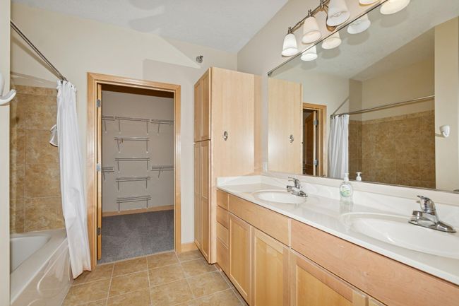 The private owner’s suite features dual sinks, a deep soaking tub/shower combo, and a spacious walk-in closet. | Image 8