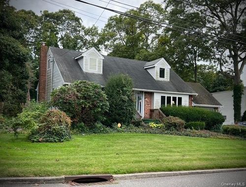 72 Seminole St, Selden, NY, 11784-2633 | Card Image