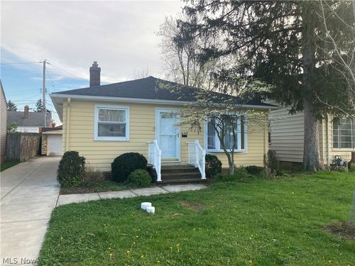 8409 Wainstead Drive, Parma, OH, 44129 | Card Image