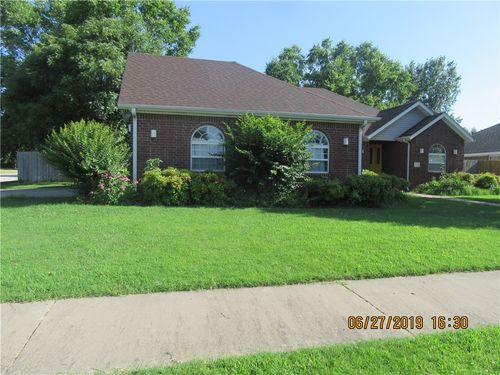 410 Julian Ct, Siloam Springs, AR, 72761-4719 | Card Image