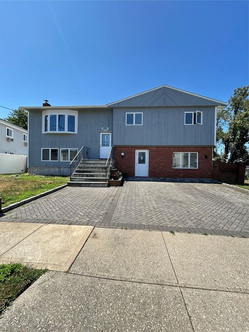 300 Branch Ave, Freeport, NY, 11520-6033 | Card Image