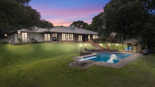 300 Oak Creek Cir, Luling, TX, 78648-4850 | Card Image