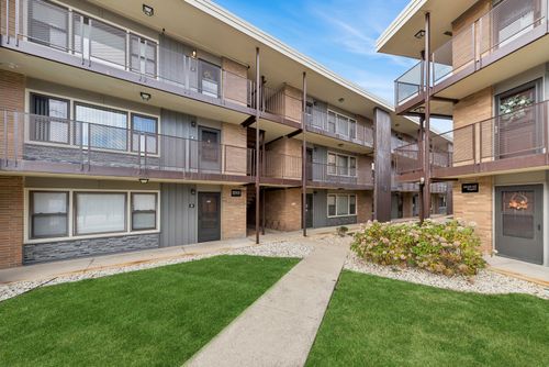 apt-3dn-9626 W Higgins Rd, Rosemont, IL, 60018-6502 | Card Image