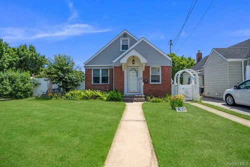 149 Arlington St, Mineola, NY, 11501-2004 | Card Image