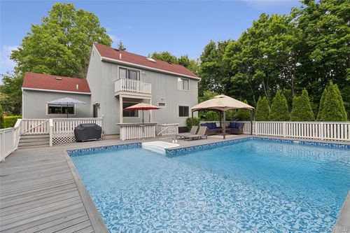 7 Eileen Cir, Jamesport, NY, 11947-3000 | Card Image
