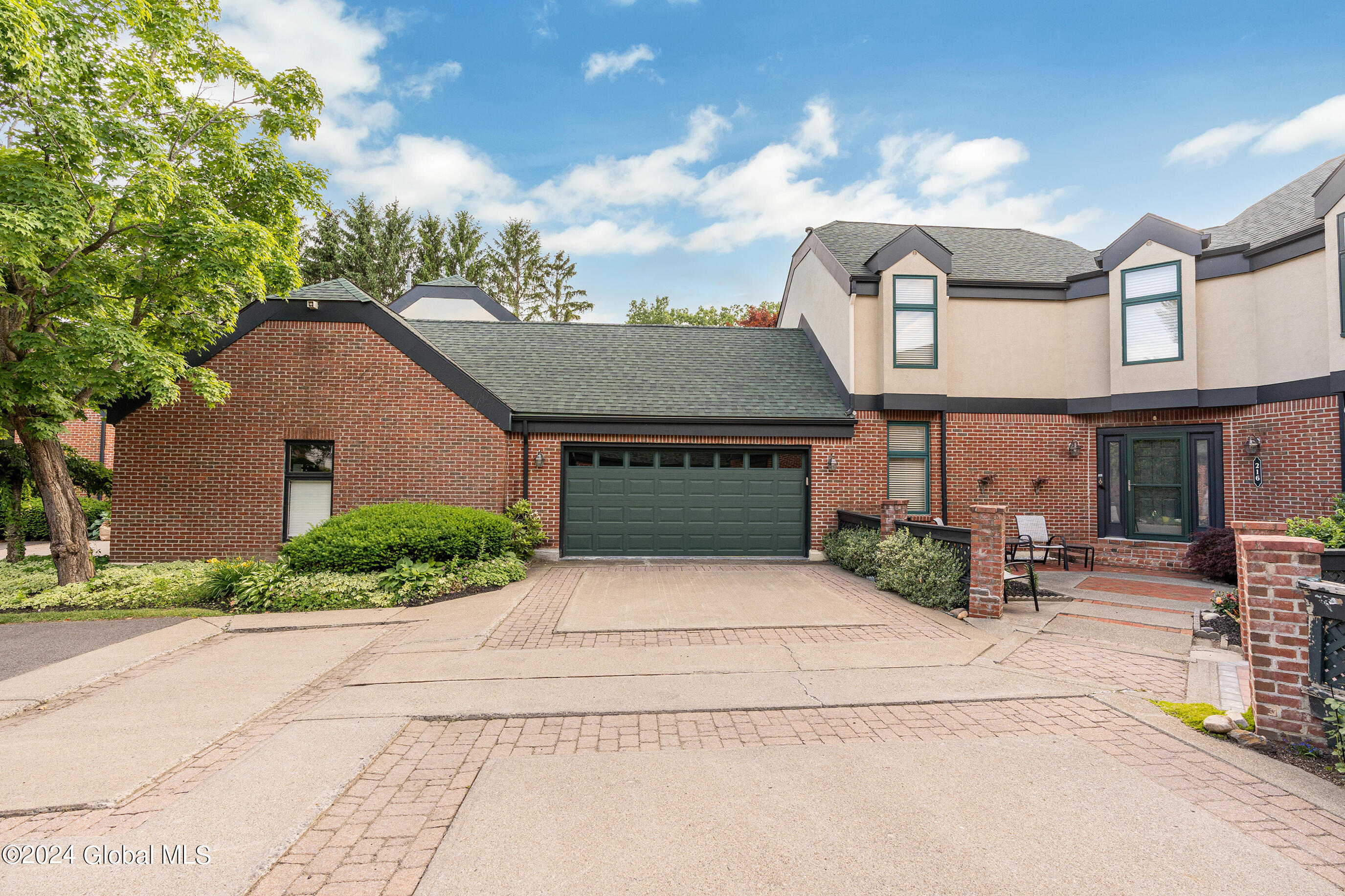 Colonial Ave, Albany, NY 12208