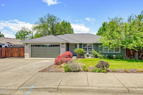1830 Canyon Ave, Medford, OR, 97504-2168 | Card Image