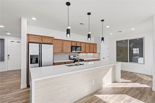 5633 Keystone Crest St, North Las Vegas, NV, 89081-5219 | Card Image