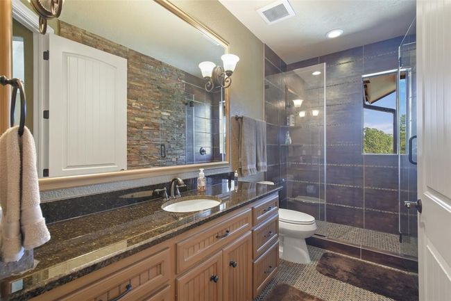 Second floor bathroom. | Image 29