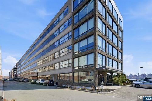 9 Somerset Ln, Edgewater, NJ, 07020-2401 | Card Image