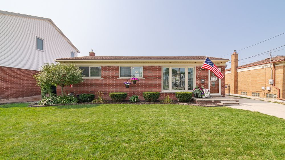 10 Mile Rd, Saint Clair Shores, MI 48080