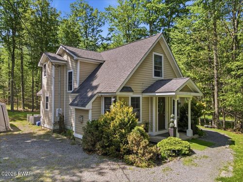 142 Wallenpaupack Dr, Greentown, PA, 18426-3507 | Card Image