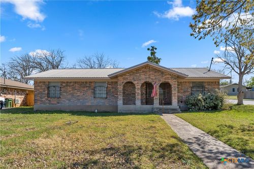 901 N Hill St, Burnet, TX, 78611-2037 | Card Image