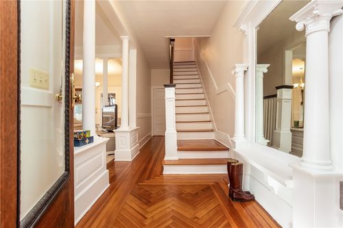 8 Wesley St, Newport, RI, 02840-2633 | Card Image