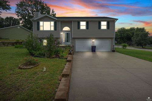 3021 Wilson Dr, Manhattan, KS, 66502-3257 | Card Image