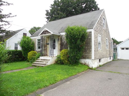 111 Tracy Ave, Waterbury, CT, 06706-2144 | Card Image