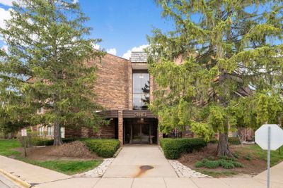 201 - 3110 Pheasant Creek Drive, Condo with 2 bedrooms, 2 bathrooms and 1 parking in Northbrook IL | Image 1