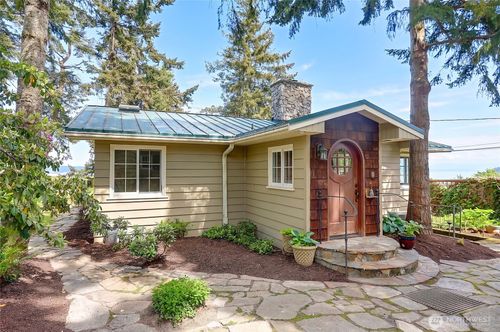 386 Shore Dr, Camano Island, WA, 98282-8610 | Card Image