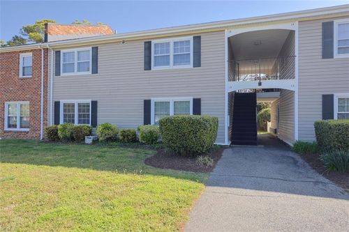 15 Towne Square Dr, Newport News, VA, 23607-1526 | Card Image