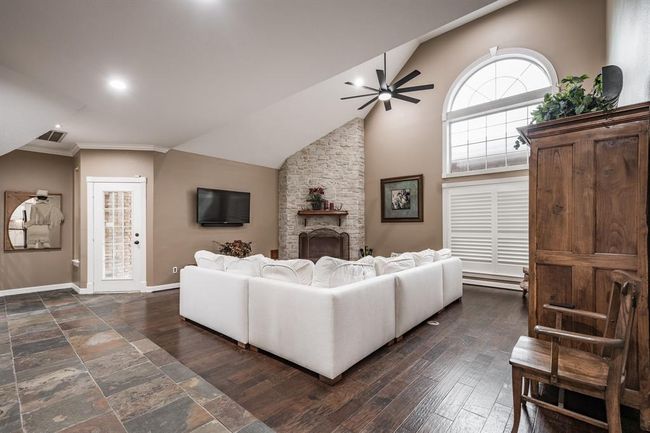 402 Cs Harmon Rd, Home with 4 bedrooms, 4 bathrooms and 2 parking in Hankamer TX | Image 11