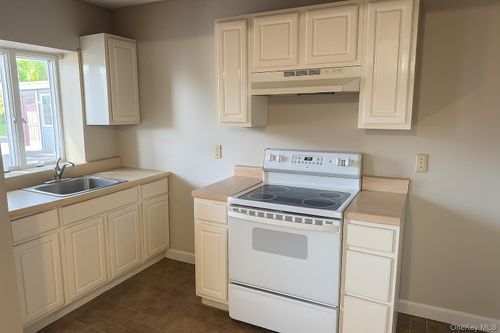 224 Walsh Ave, New Windsor, NY, 12553-5736 | Card Image