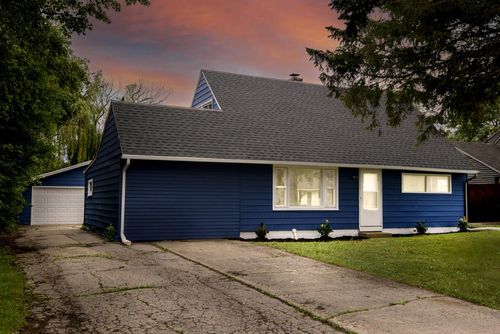 6908 W Allerton Avenue, Greenfield, WI, 53220 | Card Image