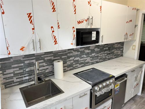 18-4730 Pine Tree Dr, Miami Beach, FL, 33140-3163 | Card Image