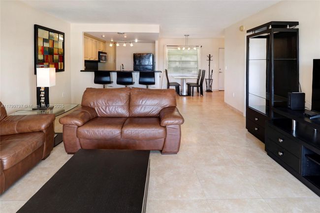 APT-403 - 220 Kings Point Dr, Condo with 1 bedrooms, 1 bathrooms and null parking in Sunny Isles Beach FL | Image 5