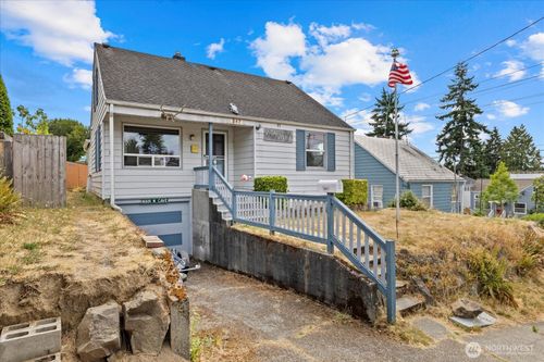 347 Nw 52nd St, Seattle, WA, 98107-3526 | Card Image