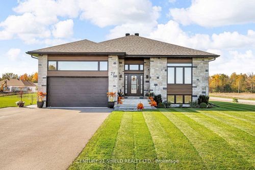 71 Dale St, Ingleside, ON, K0C1M0 | Card Image