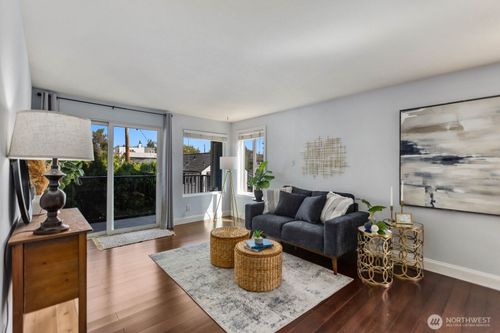 204-10110 Greenwood Ave N, Seattle, WA, 98133-9151 | Card Image