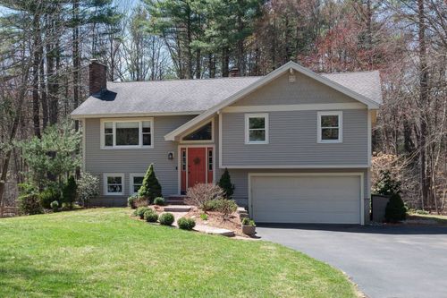 47 River Rd, Stratham, NH, 03885-2318 | Card Image