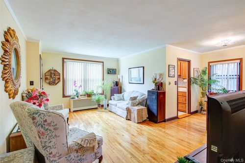 1-196-57 69th Ave, Fresh Meadows, NY, 11365-4032 | Card Image