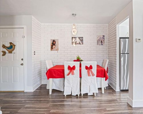 apt-5l-460 Old Town Rd, Port Jefferson Station, NY, 11776-2209 | Card Image