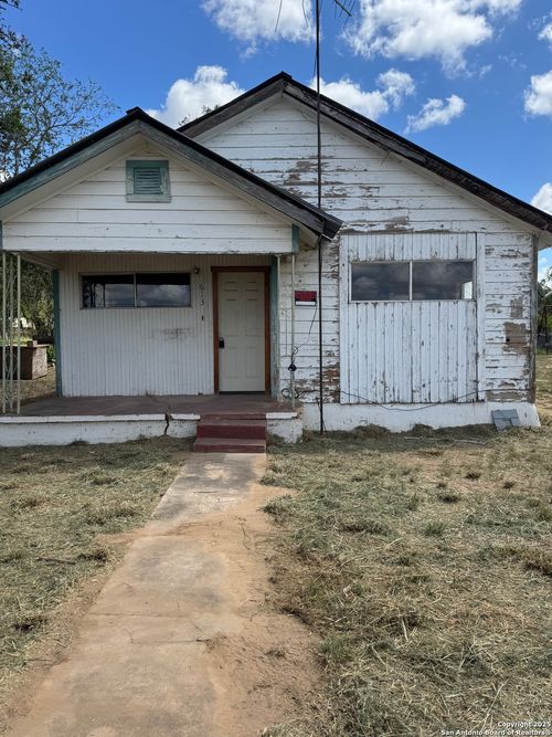 613 Ross Ave, Devine, TX, 78016-3523 | Card Image