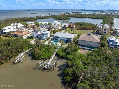 542 - 21540/542 Indian Bayou Drive, Home with 4 bedrooms, 4 bathrooms and null parking in Fort Myers Beach FL | Image 3